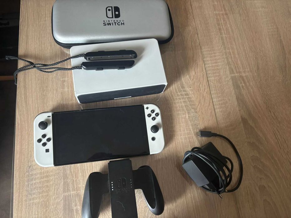 Nintendo Switch OLED,alb/negru,stare foarte bună, folosită ocazional