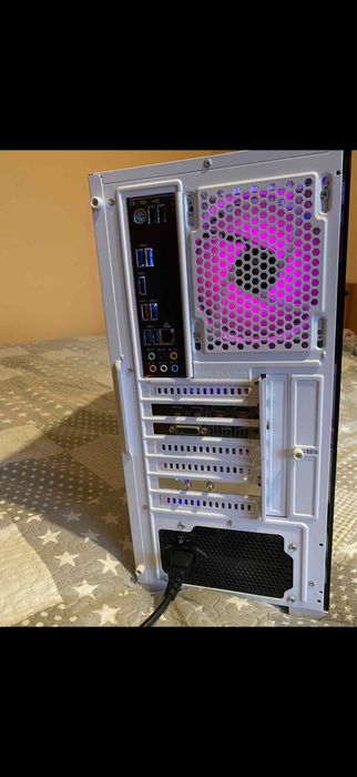 Геймърски компютър + монитор