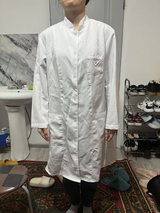 Белый халат  с хорошим качеством , купили на 10000 тг