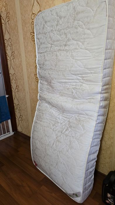 Матрас 90х200      отдам бесплатно