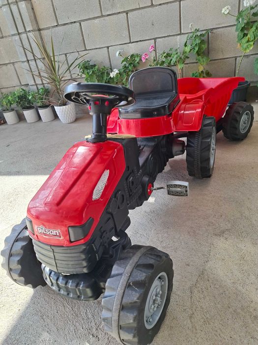 Трактор с ремарке и педали