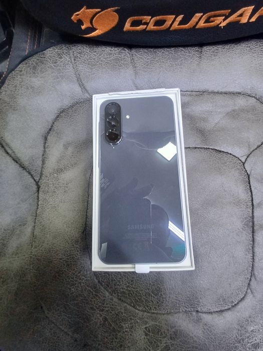 Samsung A56 5G yangi telefon ishlamagan karobkadan ochilgan holos