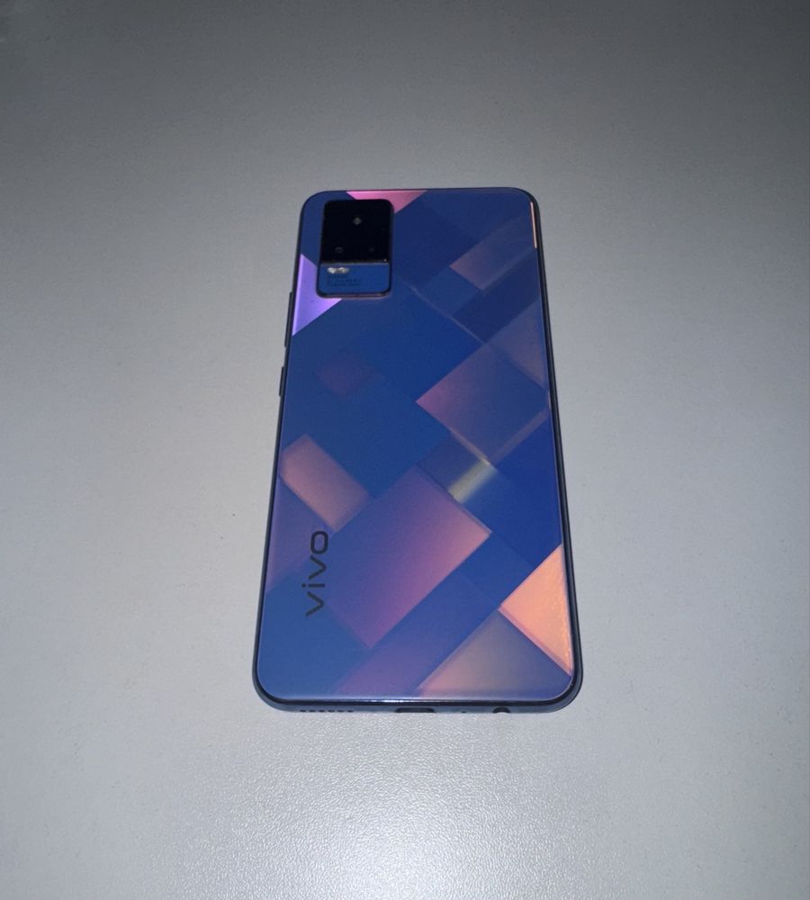 Телефон Vivo V21e