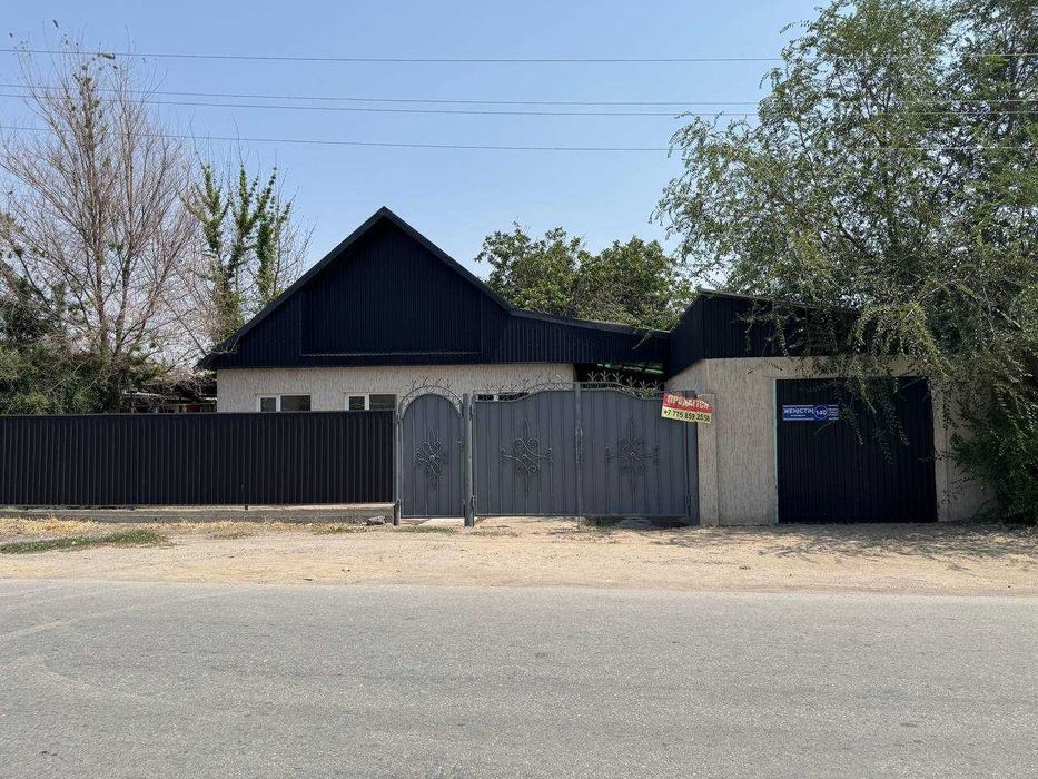 Продается дом. Рядом стадион, флагман в 2 минутах