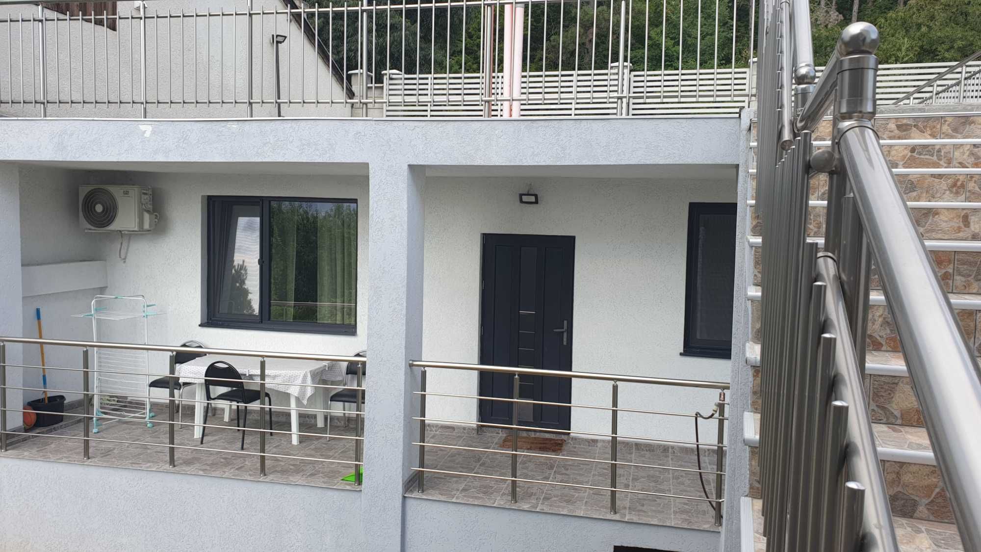 Продава се уникален имот ДВЕ КЪЩИ с морска панорама- кв. Виница