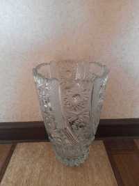 Продаю большую хрустальную вазу советских времен.