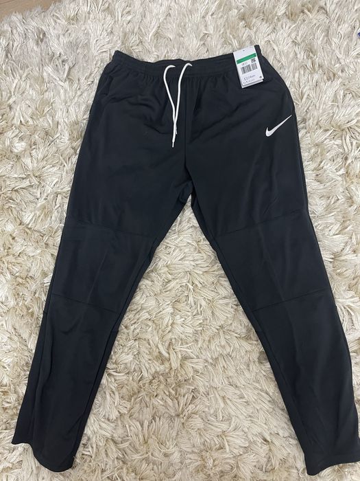 Pantaloni NIKE  ORIGINALI la 60% din pret intreg