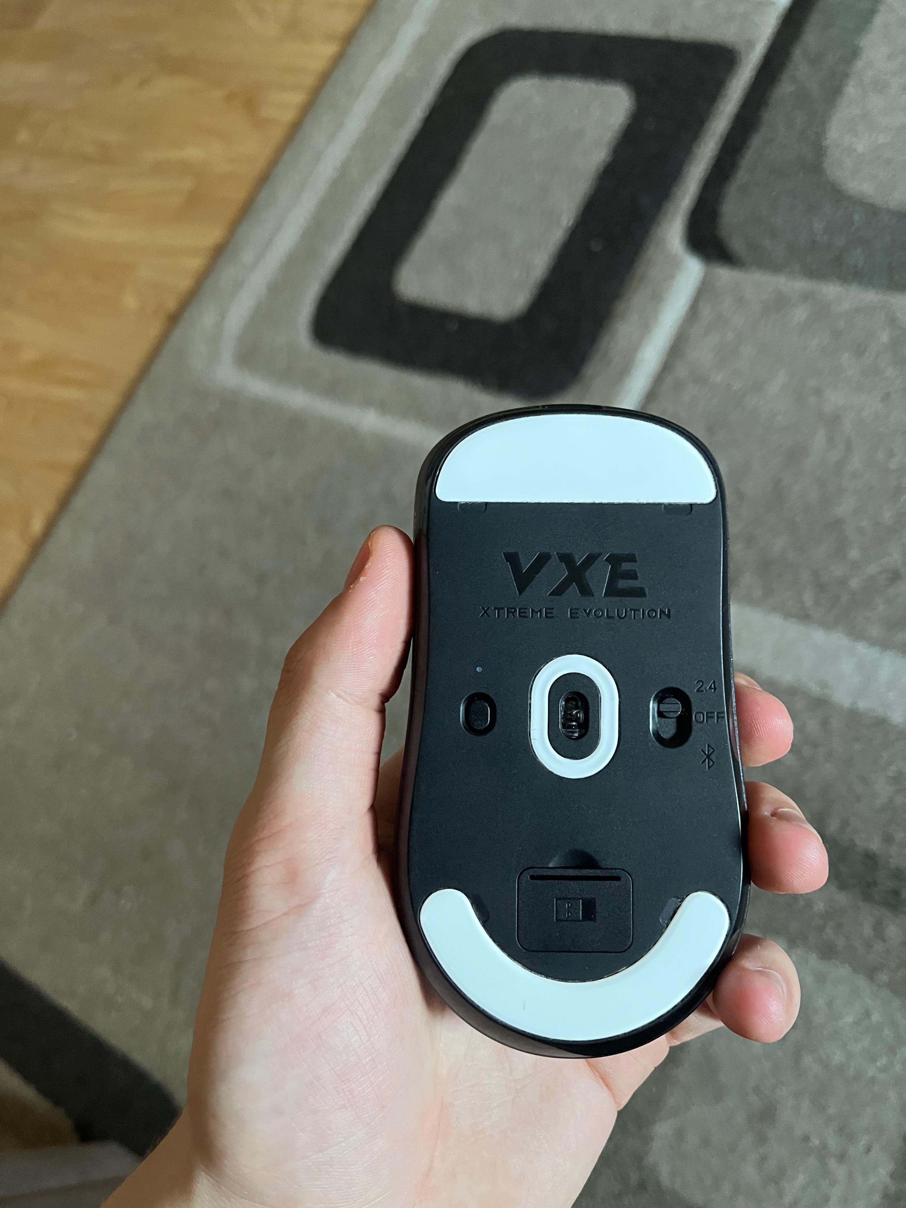 Продам игровую беспроводную мышь VXE R1