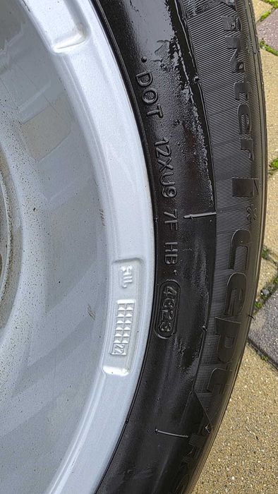 Vand 4 anvelope de iarna Hankook  215/60/R16 dot 2023