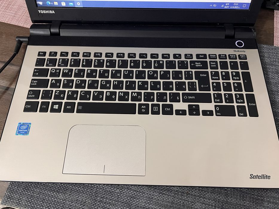 Два броя лаптоп Dell и Toshiba