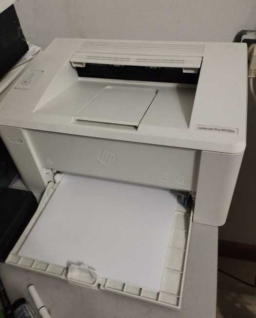 Чернобелый лазерный принтер HP M102a в хорошем состояние, заправлен.