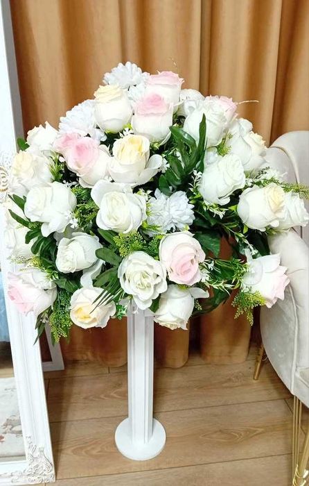 Vand aranjamente florale si suporti pentru evenimente.