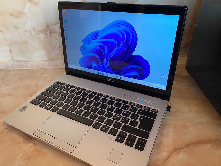 Лаптоп Fujitsu LIFEBOOK S935