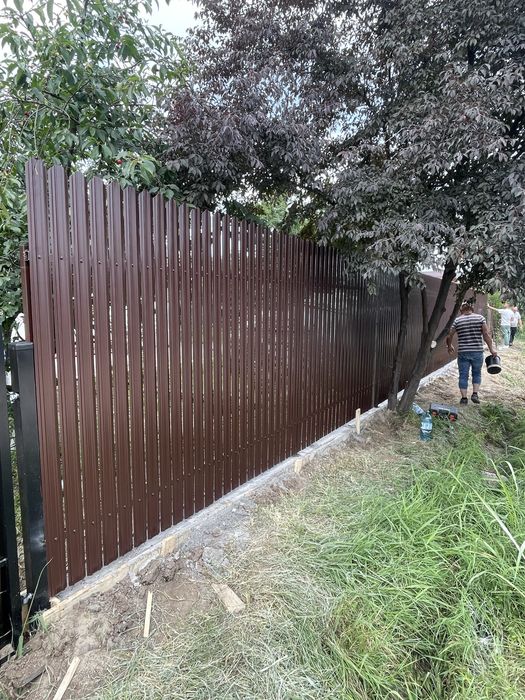 Executam garduri si imprejmuiri terenuri