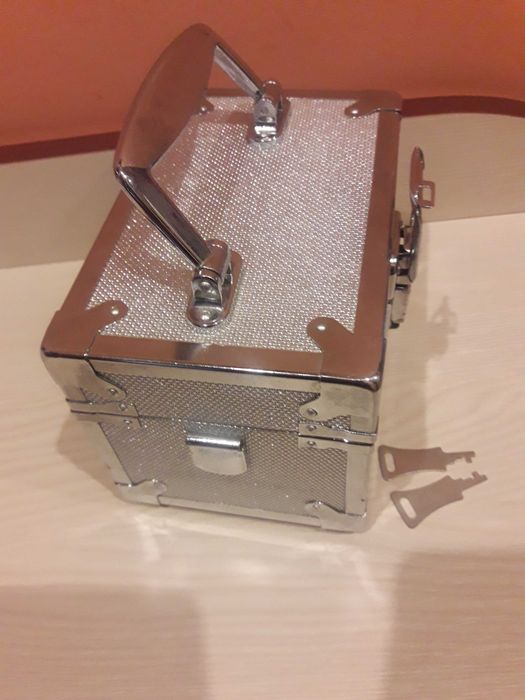 Caseta bijuterii cu maner si doua chei