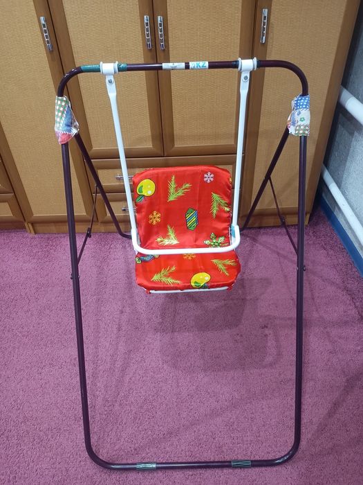 Детская качеля в хорошем состоянии