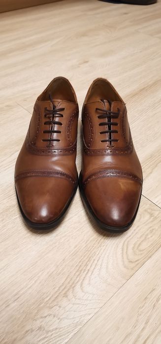 Vând pantofi eleganți de bărbați.