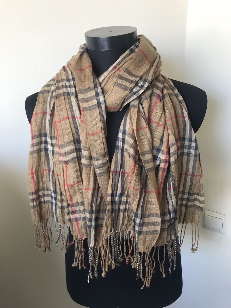 Esarfa Burberry print , impecabila