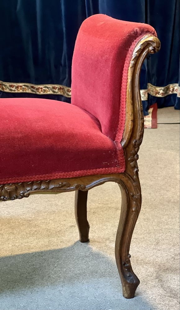 Băncuță vintage cu lemn sculptat – stil clasic elegant