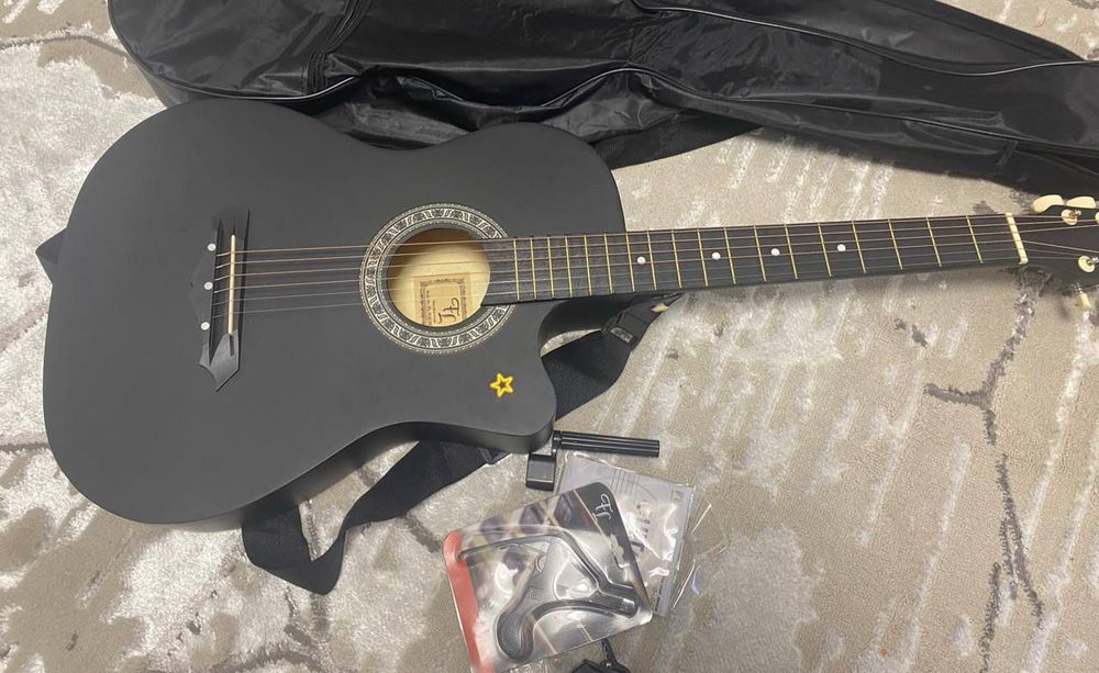 Гитара музыкальная