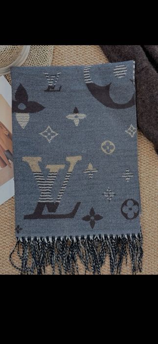 Esarfa-fular Louis Vuitton model 2026