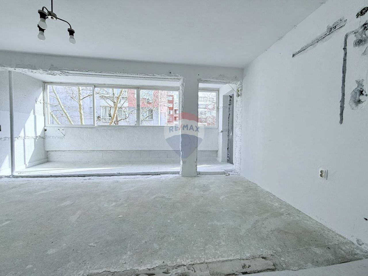 Продава се Тристаен апартамент в Варна, Спортна зала - 75 кв.м за 2374 €/кв.м - Снимка #3