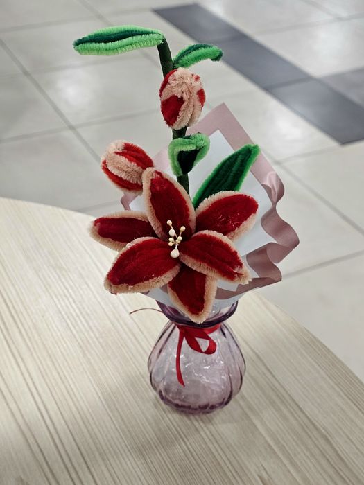 Crini handmade în vază de sticlă