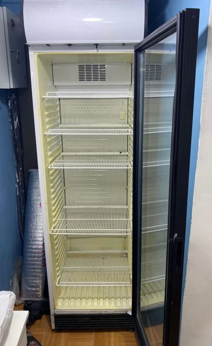 Продам витринный холодильник