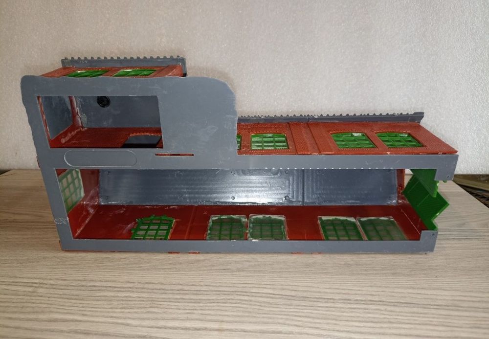 Diorama clădire remiză Faller 

Dimensiuni 305*158*170

Predare person