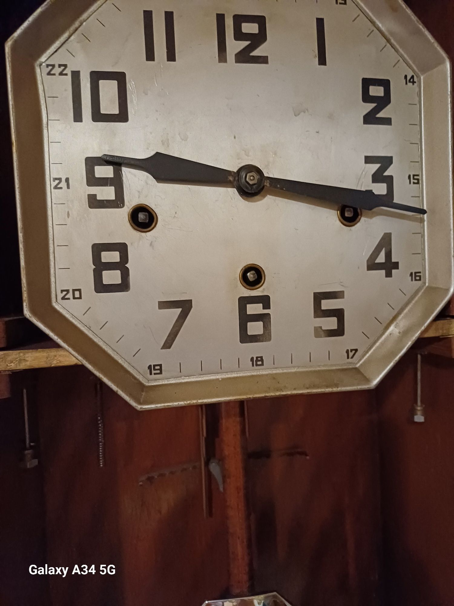 Продавам атикварни часовници.