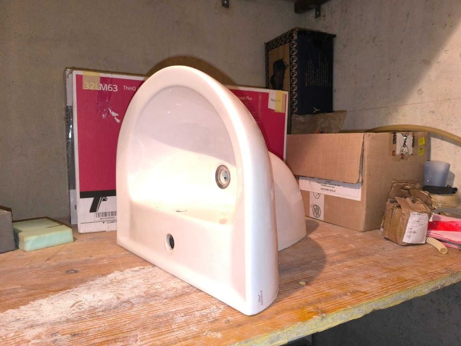 продавам комплект умивалник с конзола за баня