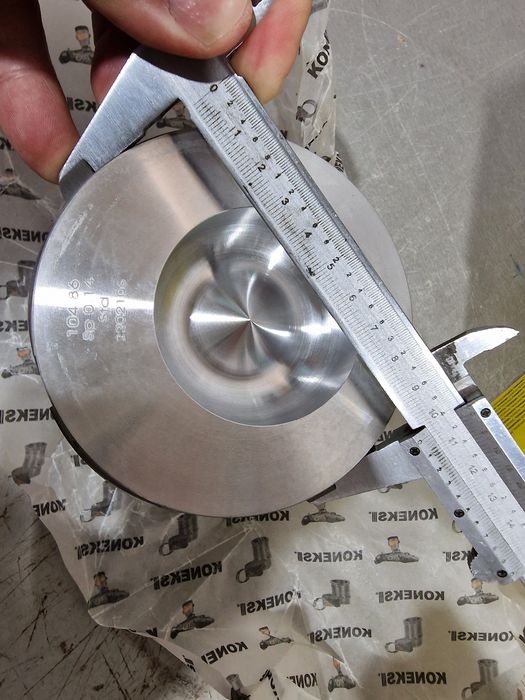 Piston echipat tractor fiat diametru 105 camera ardere într-o parte se