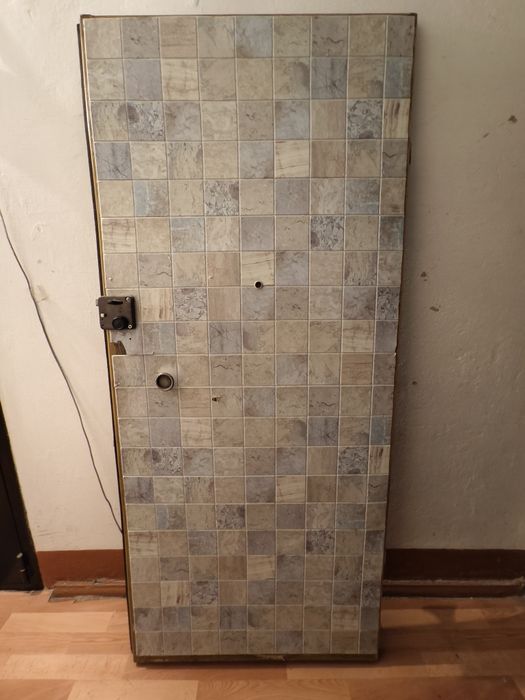 Железная дверь с коробкой