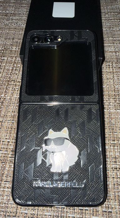 Продавам Samsung Galaxy Z Flip 5 512GB 8 RAM като НОВ