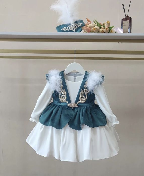 Тұсау кесер киімдері барлық құралдарымен, ала жібімен