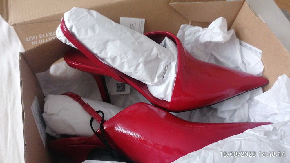 Pantofi decupați la spate Zara