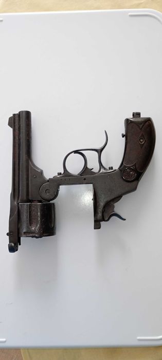 Продавам стар револвер, автентичен