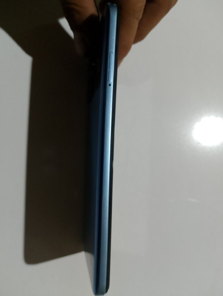 Poco x5 5g.  ram 8+8 Xotira 256  holati idial  aybi yuq kar dak ful