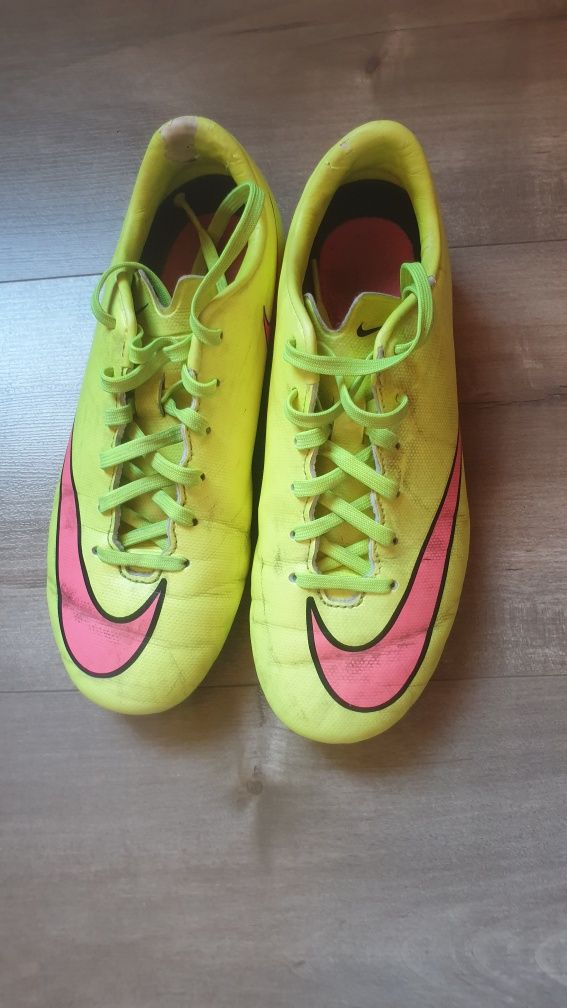 Детски футболни бутонки Nike