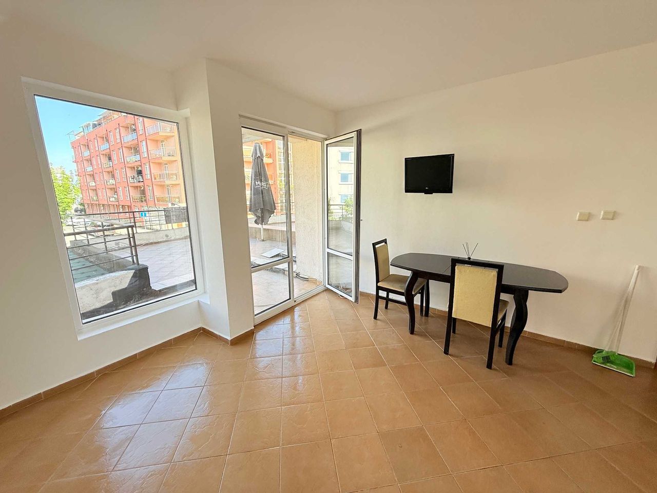 Продава се Двустаен апартамент в к.к. Слънчев бряг - 85 кв.м за 1118 €/кв.м - Снимка #2