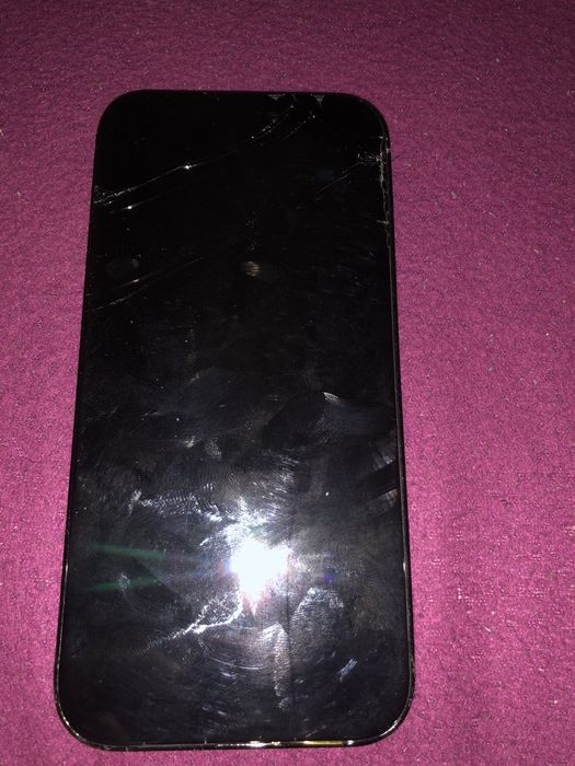 Здравейте продавам iphone 14 Дисплея му е за смяна става и за части