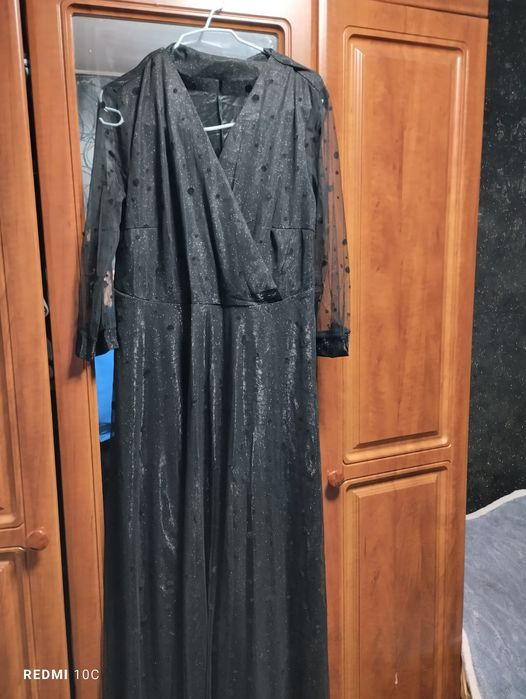 Продам срочно вечернее платье новое с этикеткой 50 размер