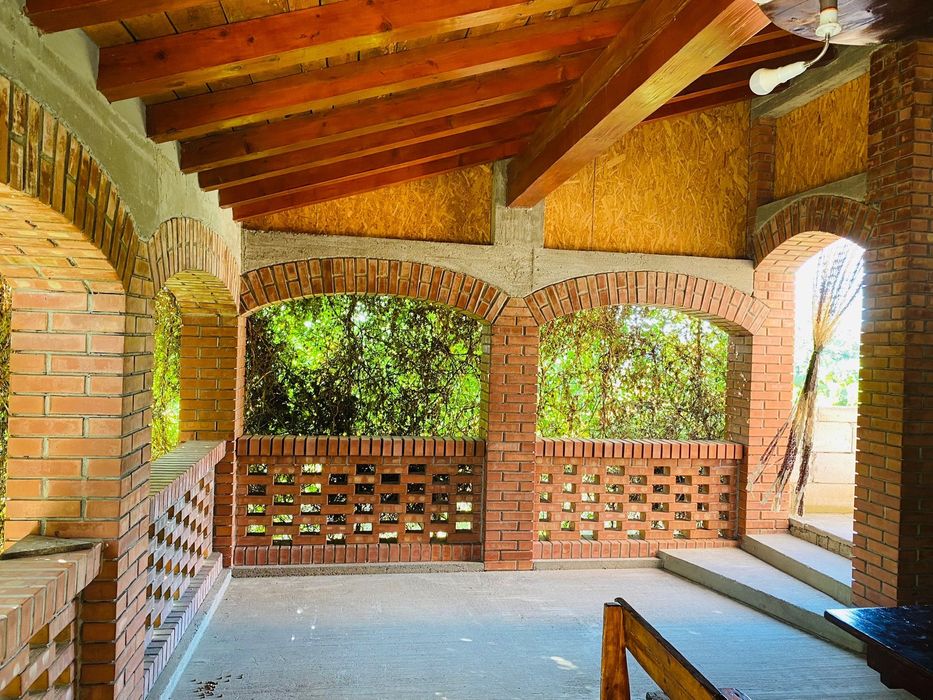 Casa de vanzare cu teren 8000mp