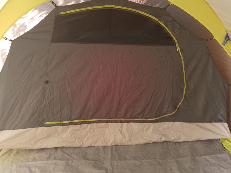 Палатка Quechua.