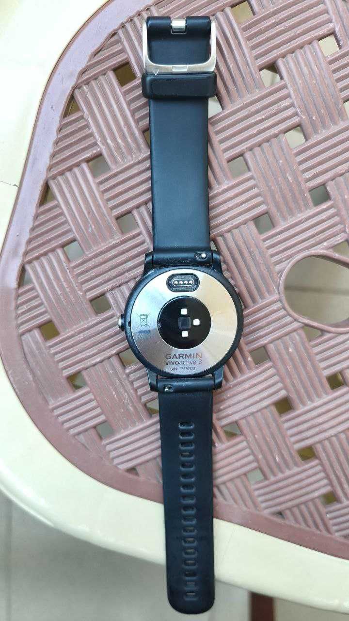 Смарт часовник Garmin vivoactive 3 (+ 2 резервни каишки)