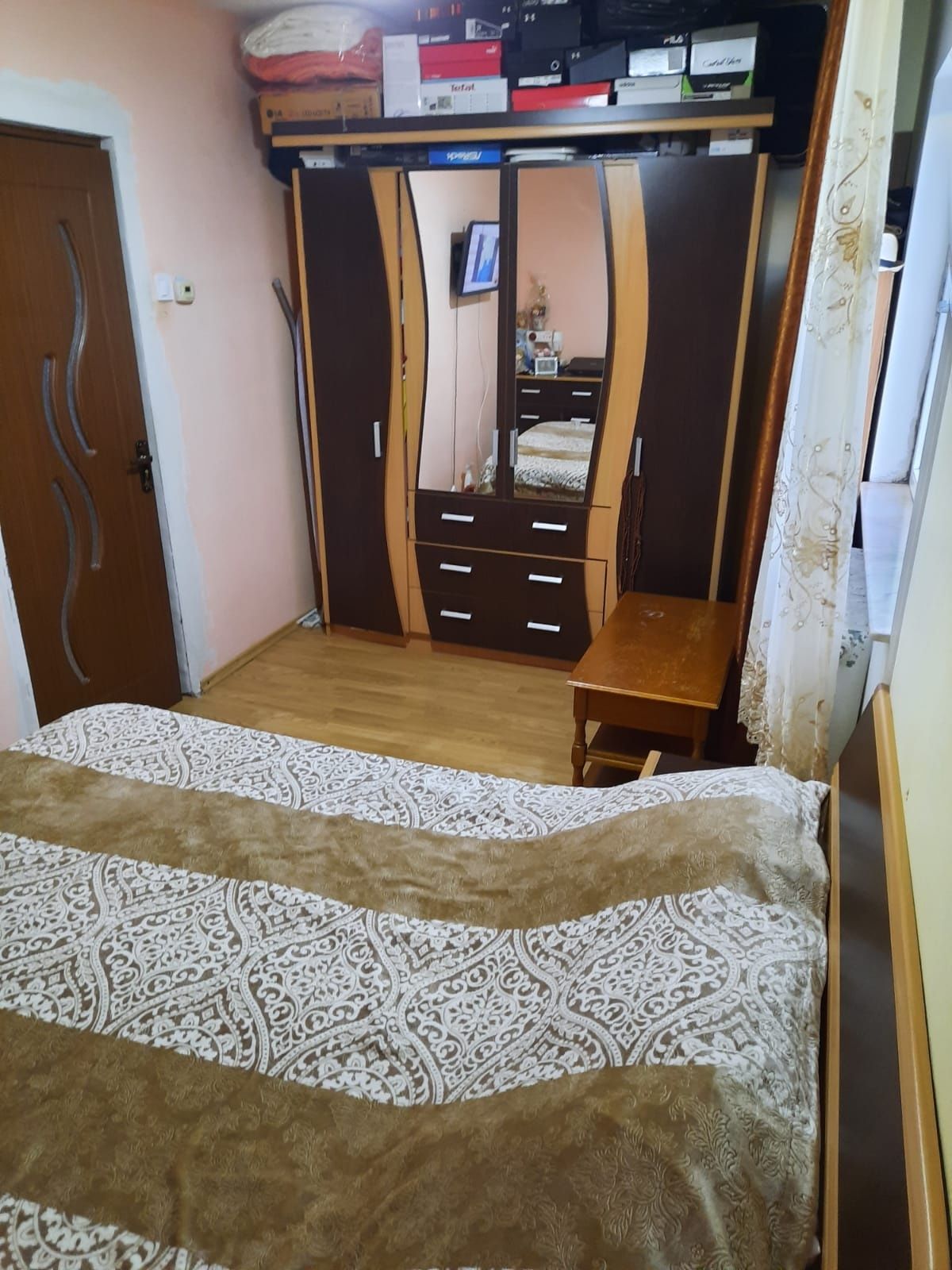 Închiriez apartament cu 2 camere