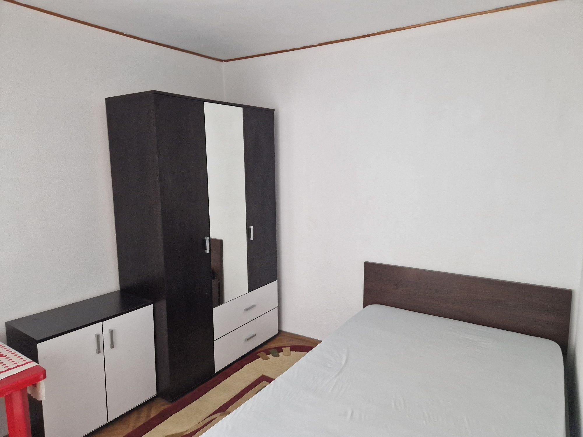 Inchiriez apartament