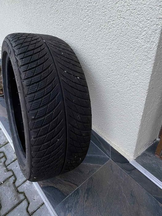 Vând patru cauciucuri aproape noi Michelin de iarnă