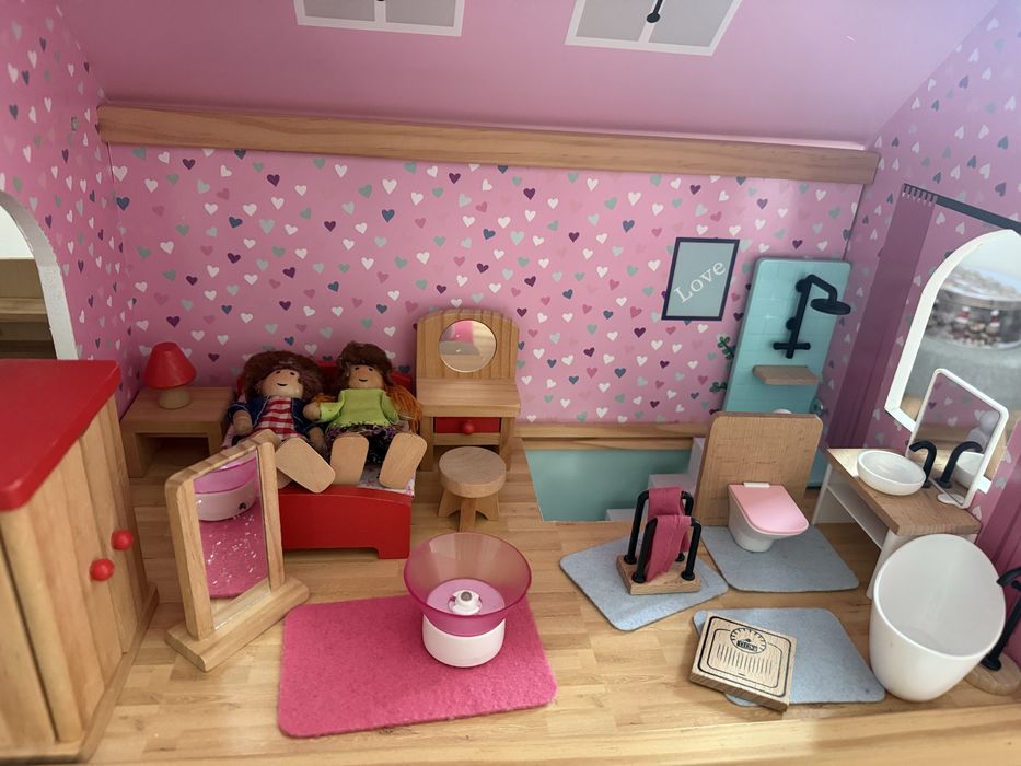 Дървена къща за кукли с много мебели и семейство