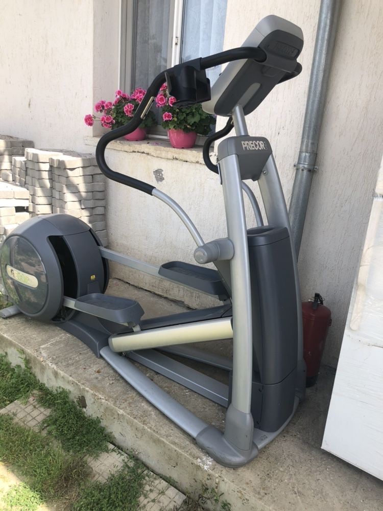 PRECOR EFX® 576i професионален фитнес уред , крос тренажор,степер